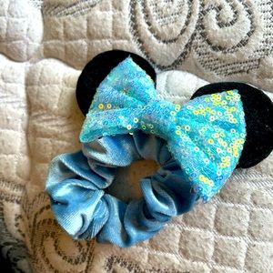 Minnie Mouse scrunchie